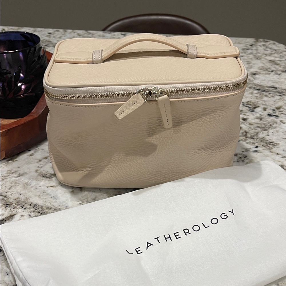 Leatherology Cream Cosmetic Bag MEDIUM TRAIN CASE